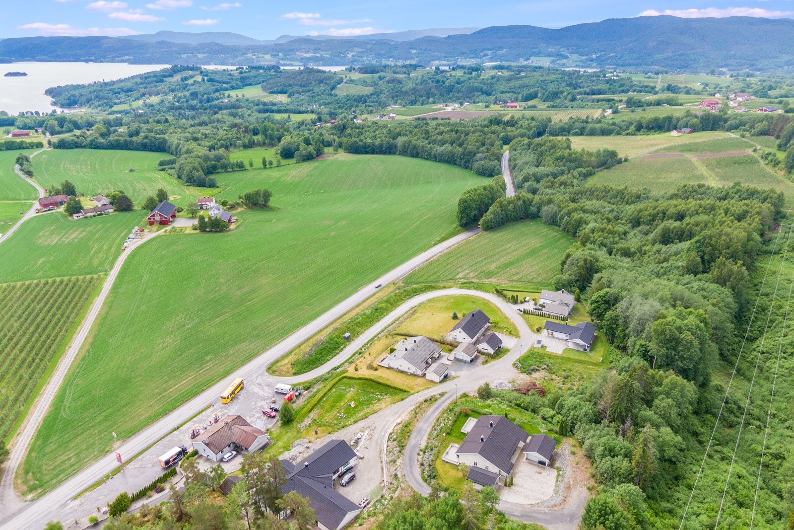 Tomten ligger fint til på Akkerhaugen med fin utsikt og gode solforhold. Galleribilde
