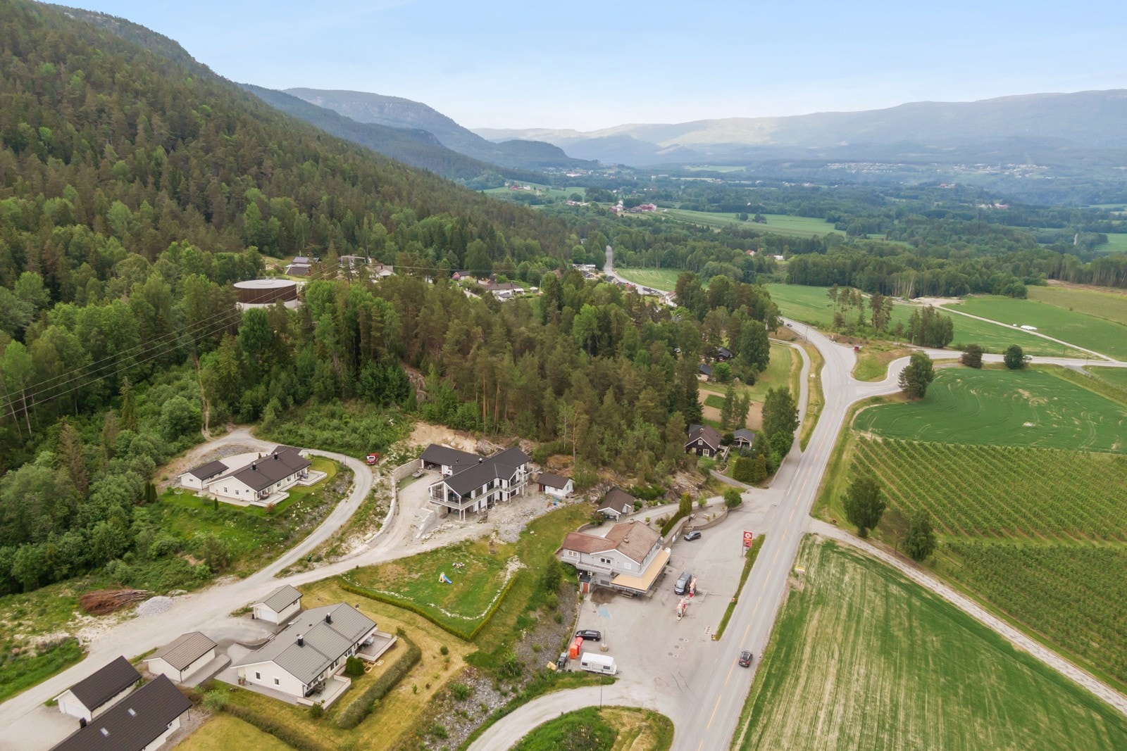 Det er lagt frem vei, vann og avløp til tomten. Tilkoblingebegyr er påkrevet. Galleribilde