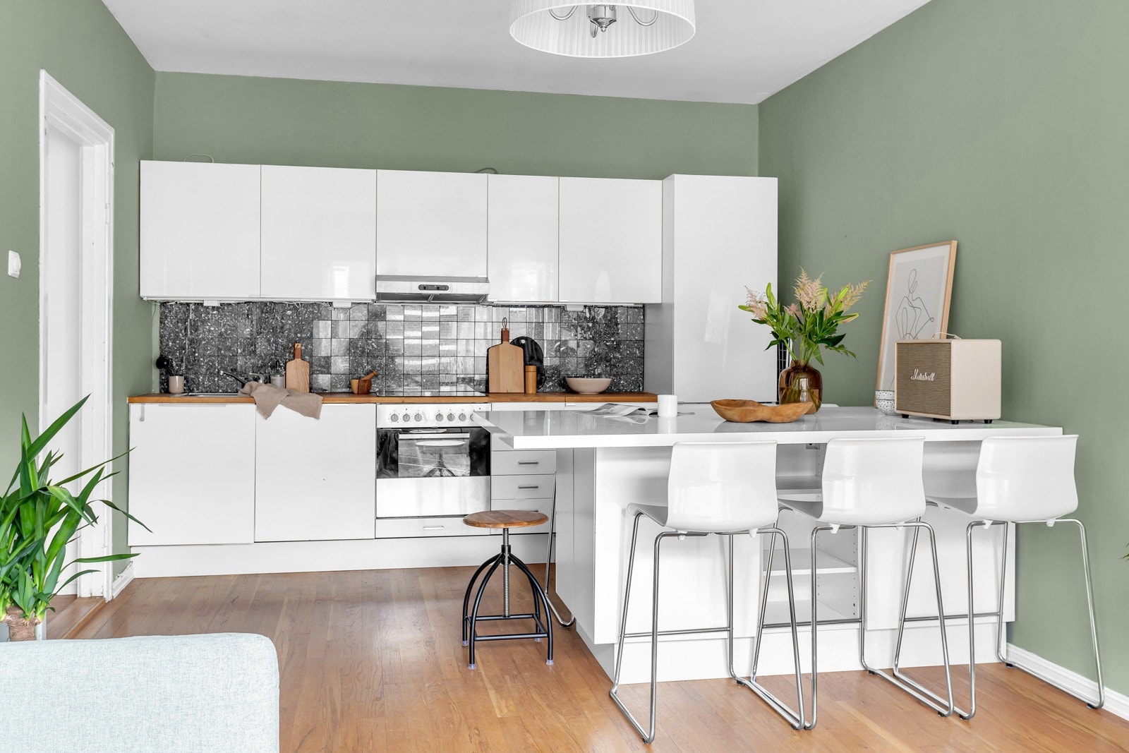 Det er satt opp en kjøkkenøy som også fungerer som spisebord. Galleribilde