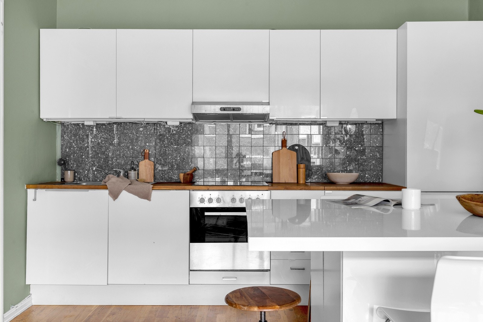 Moderne kjøkken med alle hvitevarer integrert. Galleribilde