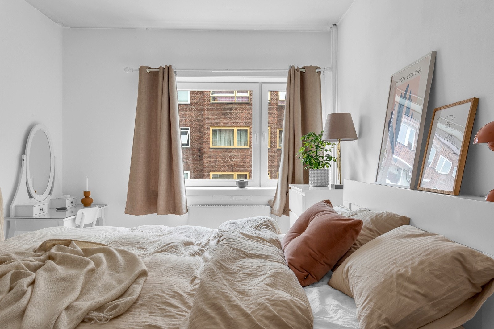 Det følger i tillegg med et stort garderobeskap på dette rommet. Galleribilde