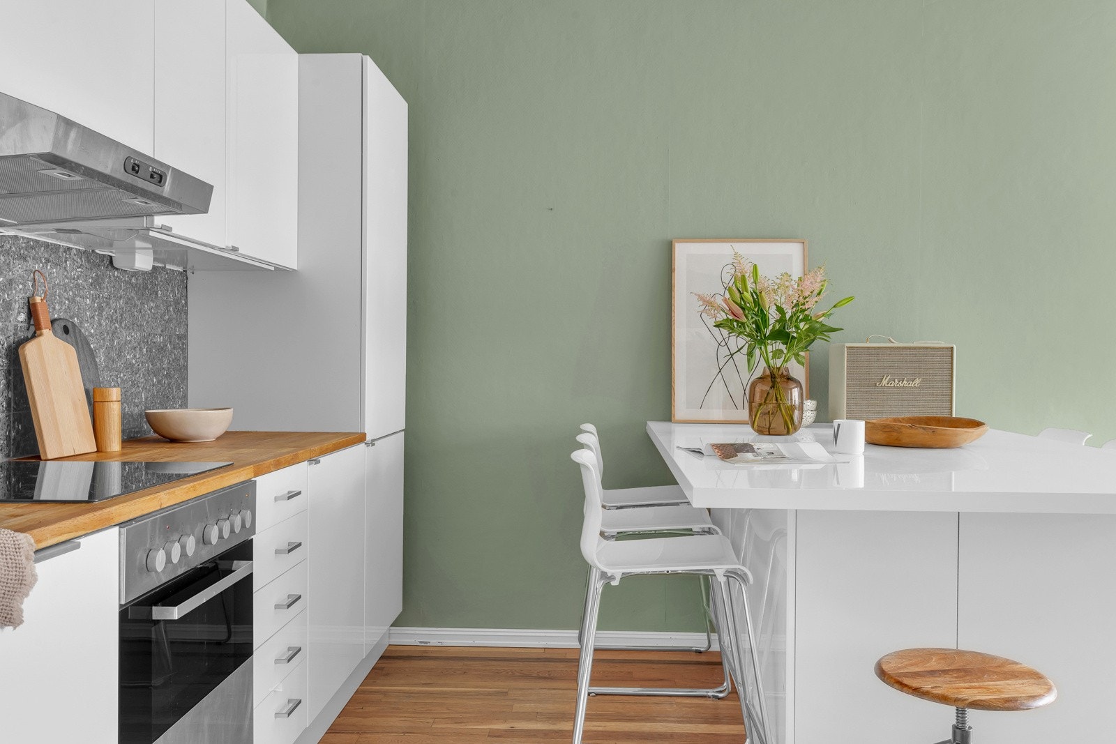 Hvit, glatt innredning og heltre benkeplate. Galleribilde