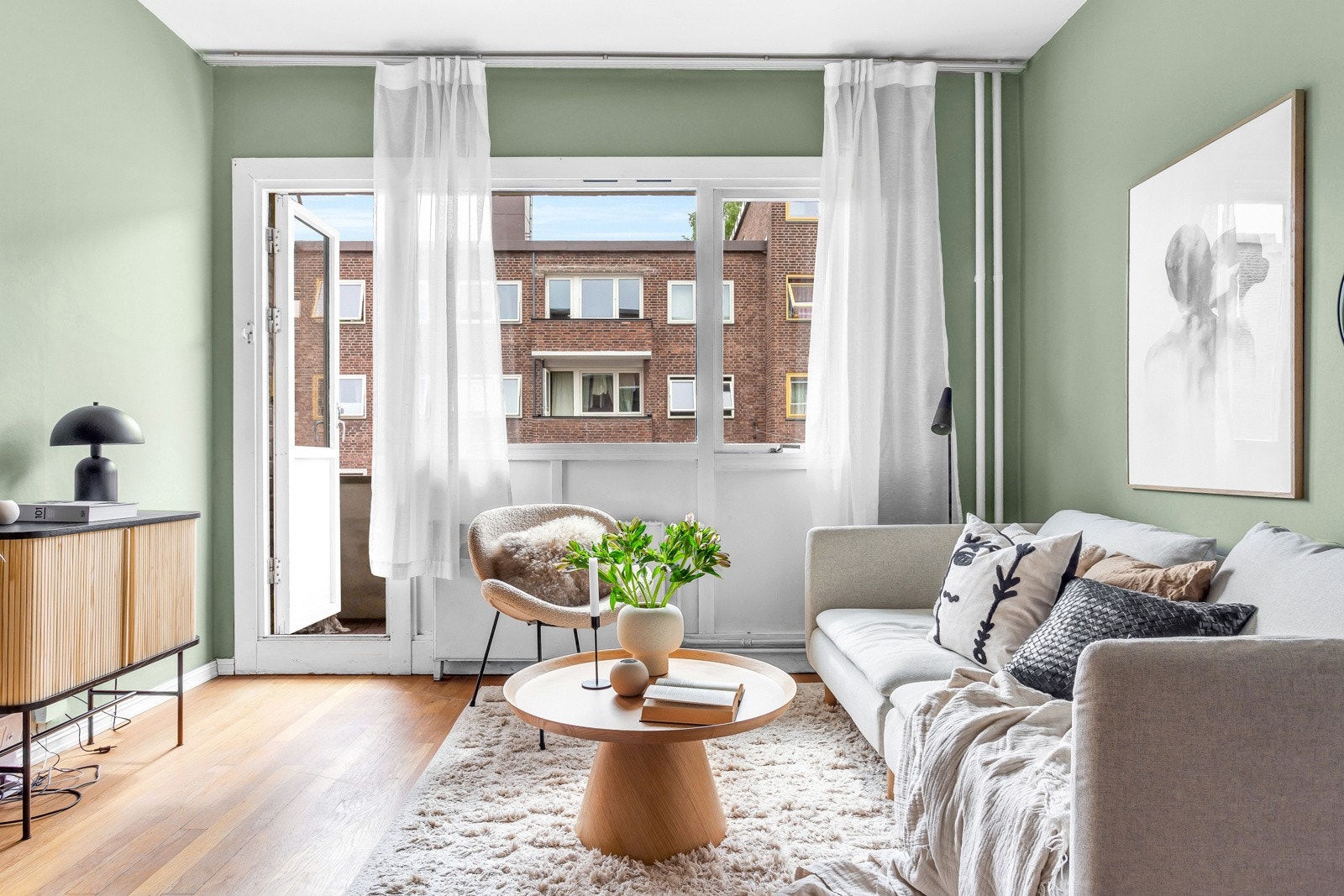 Fra stuen er det utgang til balkongen. Galleribilde