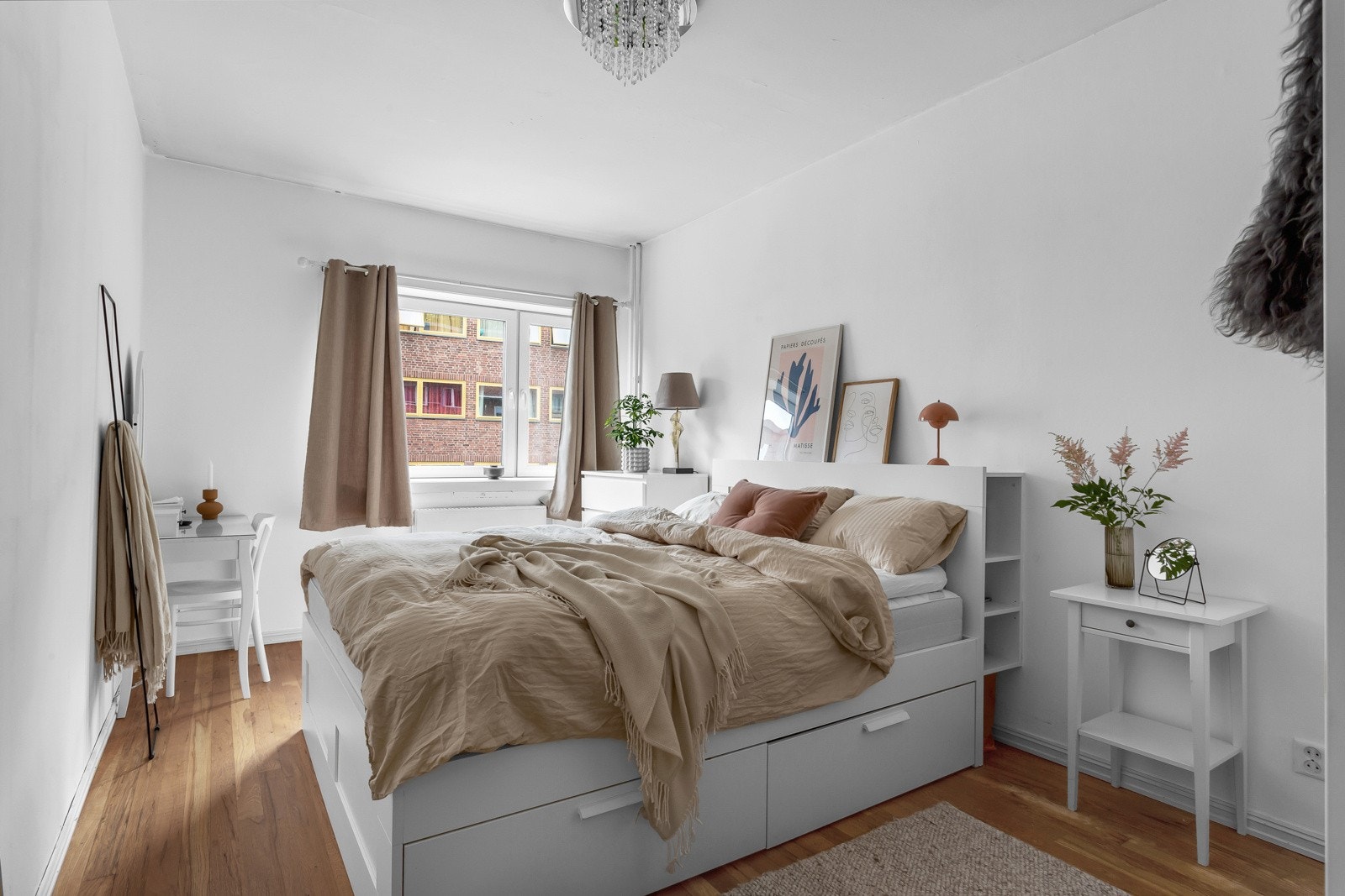 Soverom 1 er av godt størrelse med god plass til dobbeltseng, nattbord, kommodeløsninger etc. Galleribilde