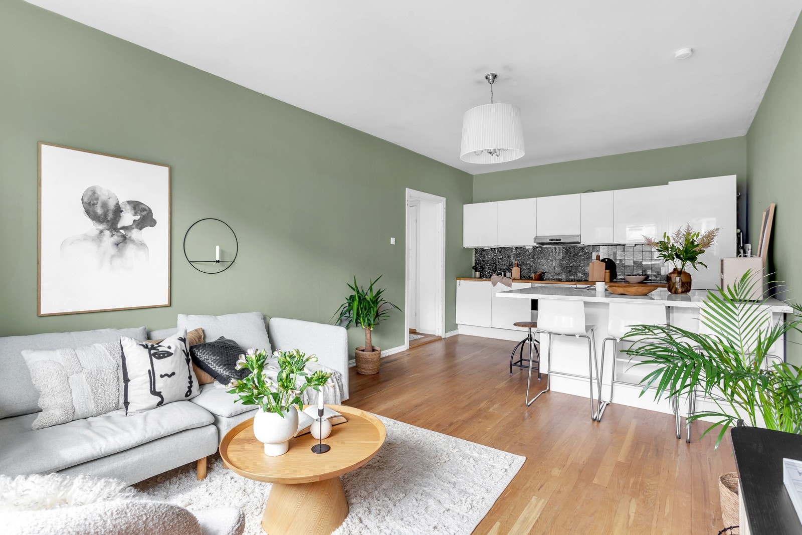 Det er god plass til stor sofagruppe og tilhørende møblement. Galleribilde