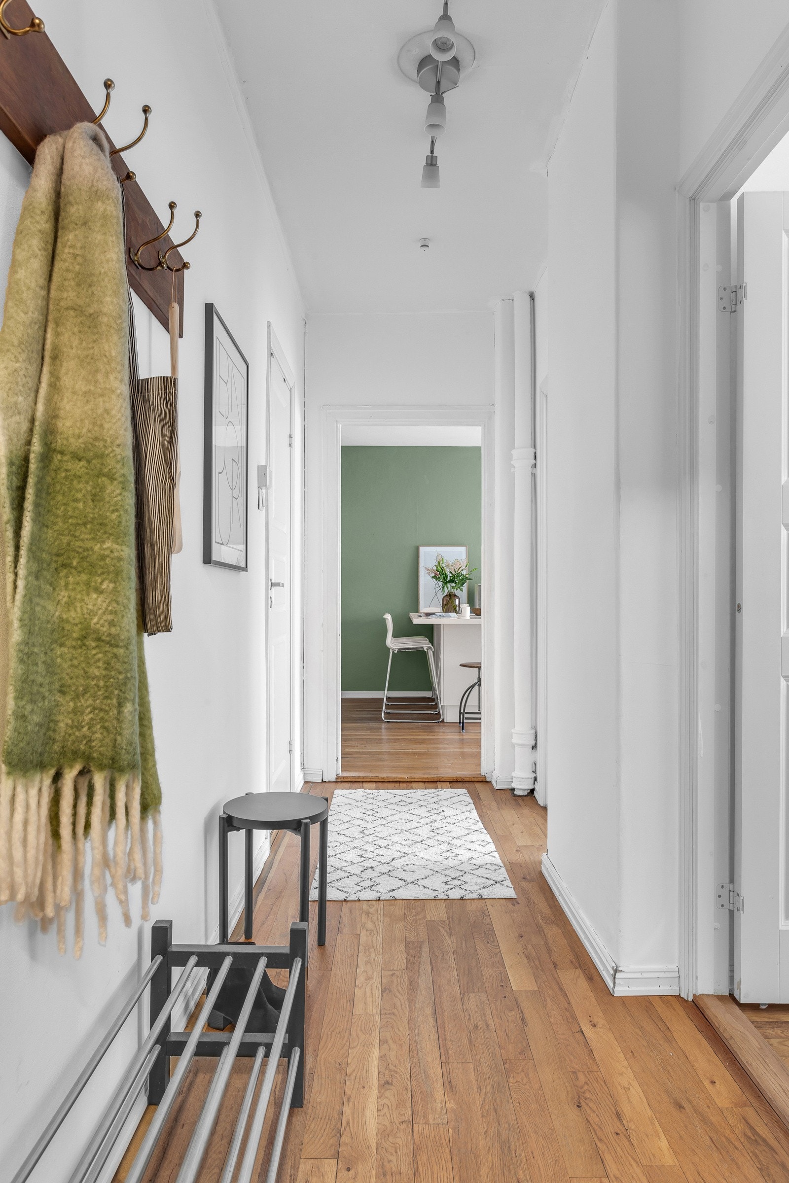 Entré med plass til skoskap, knaggrekke e.l. Galleribilde