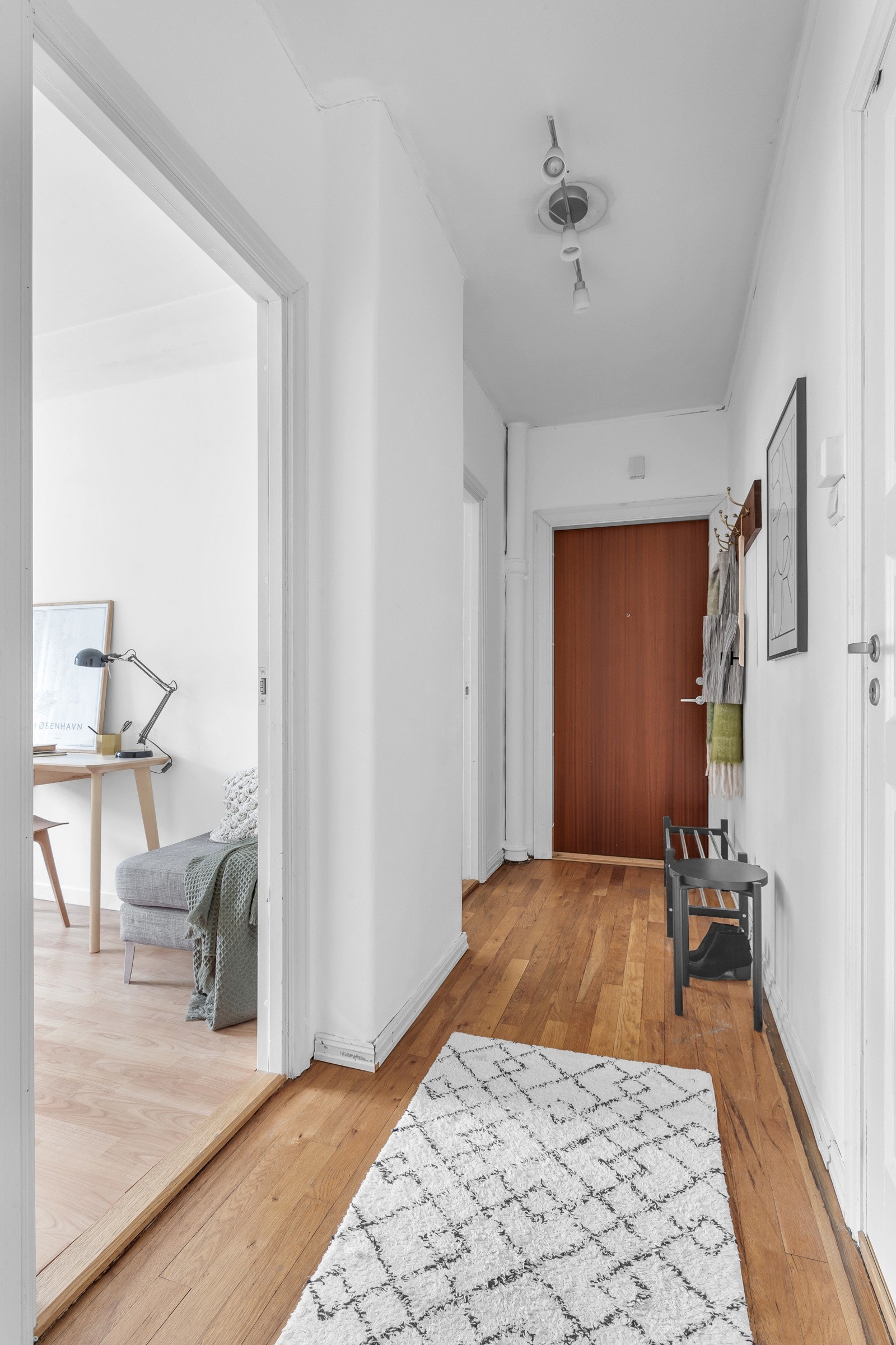 Fra entréen er det inngang til begge soverommene. Galleribilde