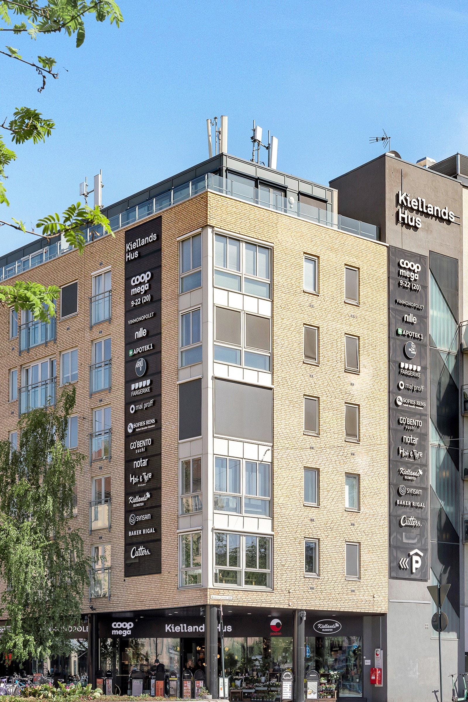 Kiellands hus byr på Coop Mega, vinmonopol, apotek, blomsterbutikk. café m.m. Galleribilde
