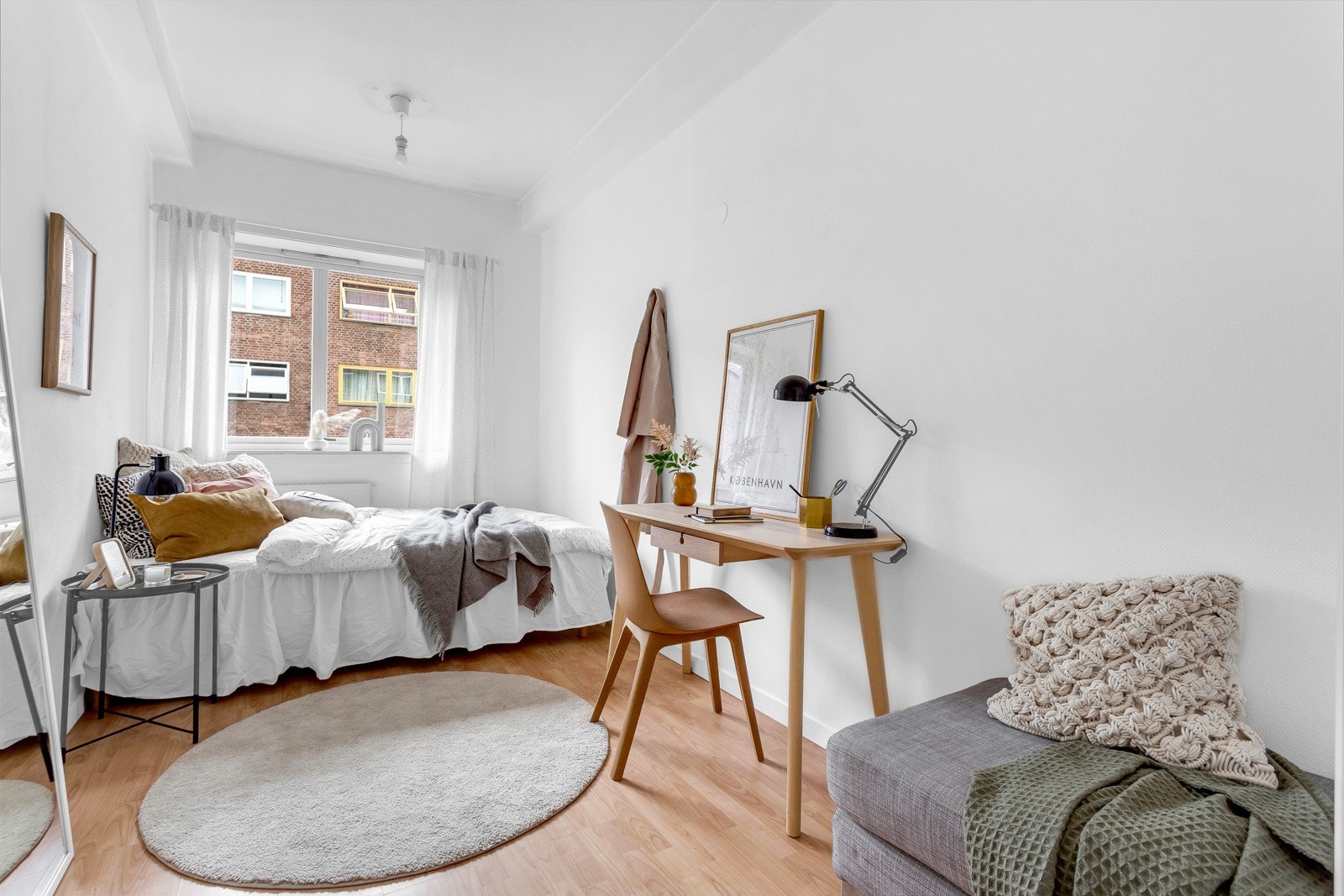 Soverom 2 er også av god størrelse med plass til dobbeltseng, nattbord og garderobeskap. Galleribilde