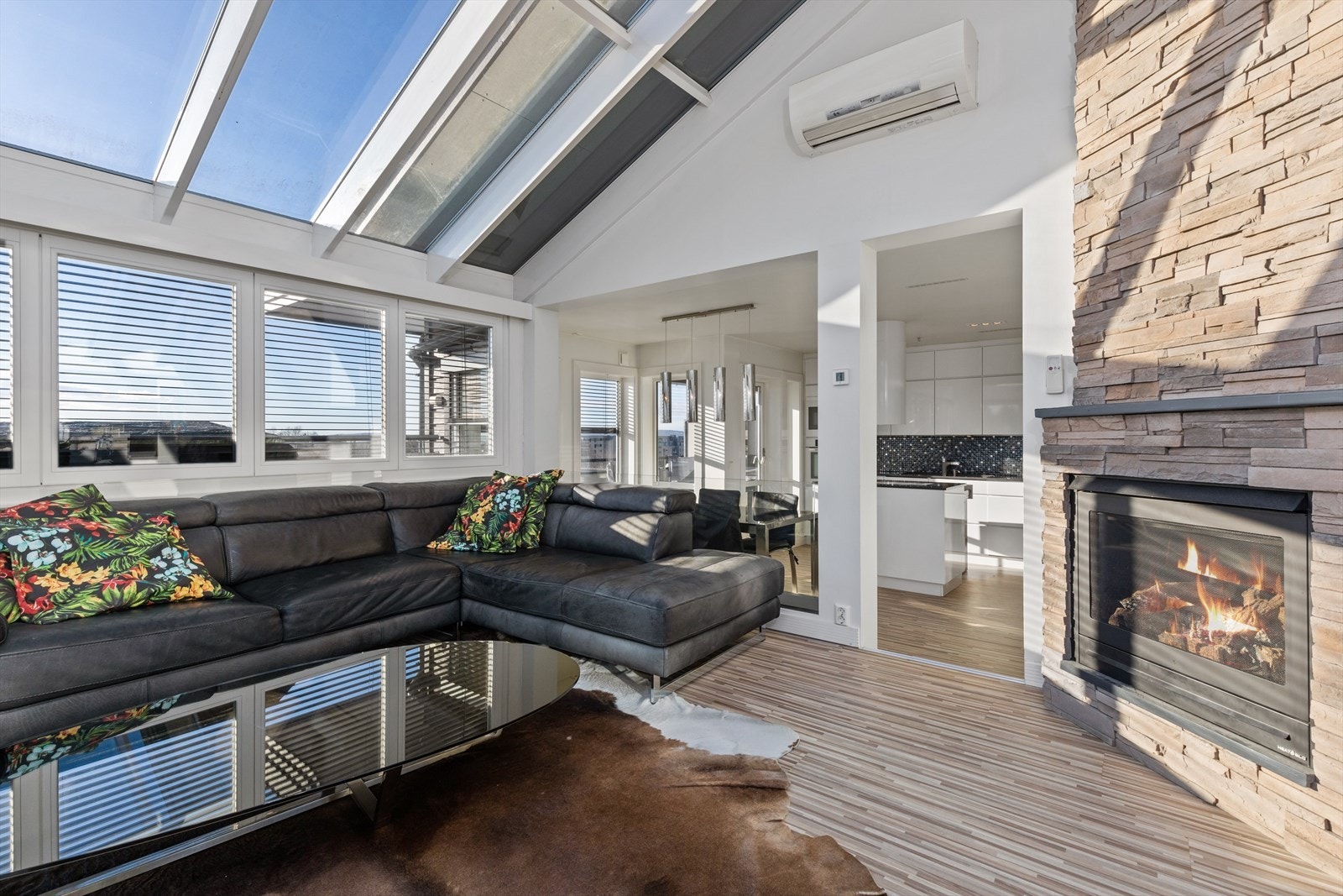 Stuen/vinterhagen gir plass til sofa- og annet møblement. Her kan du kose deg fremfor en gasspeis - og veldig enkel å bruke! Galleribilde