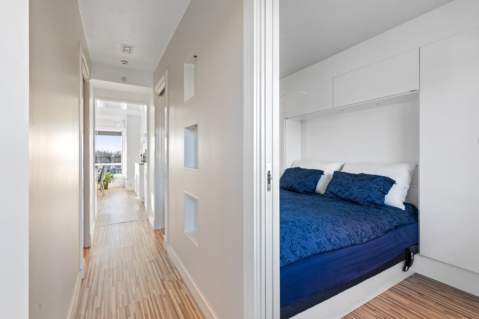 Soverommet er innredet med skap over "seng-delen" samt ekstra lagringsplass i en skyvedørsgarderobe med speilfronter. Galleribilde