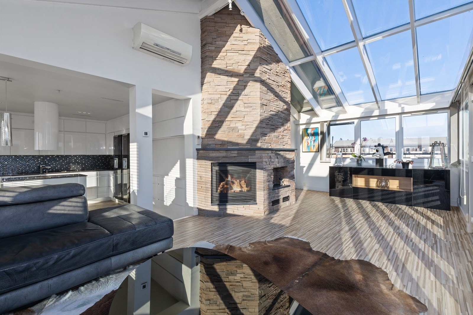 Bak peisen er en steintrapp opp til loftet for ekstra lagringsplass. Galleribilde