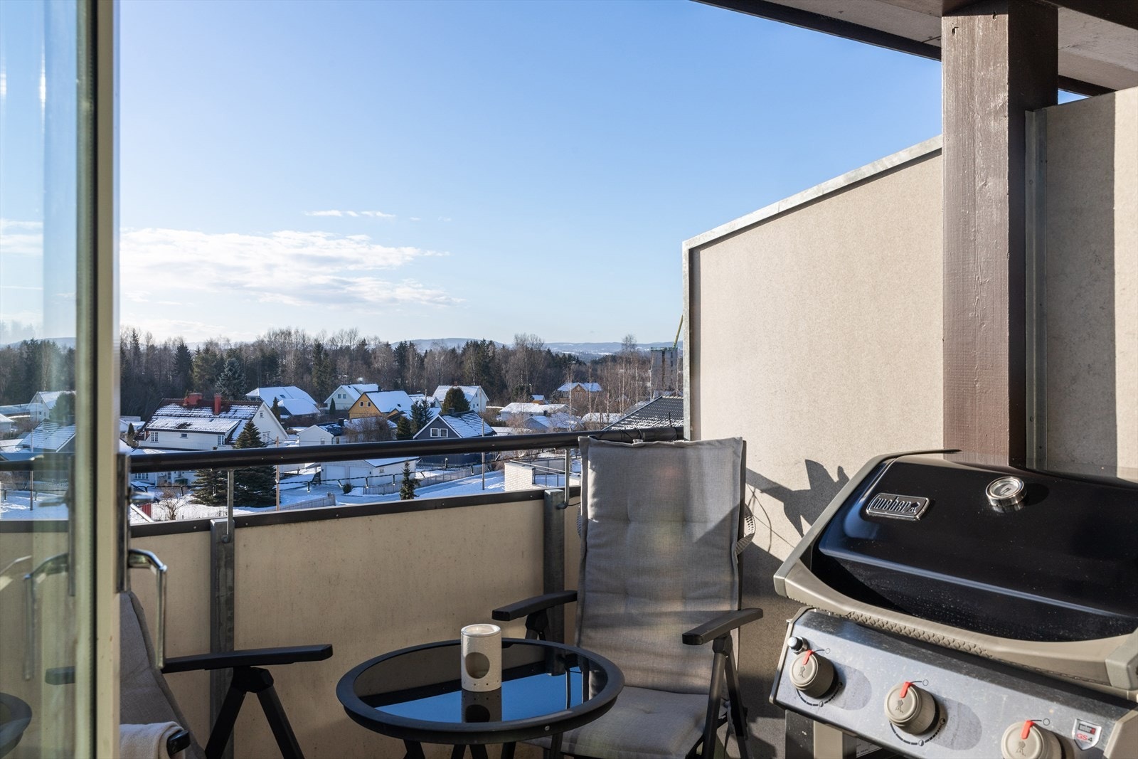 Fra kjøkkenet er det direkte adkomst ut mot en ca. 7,5 kvm balkong. Perfekt å plassere et café-sett og evt. grillen. Perfekt å ha grillen tett tilknyttet kjøkkenet! Galleribilde