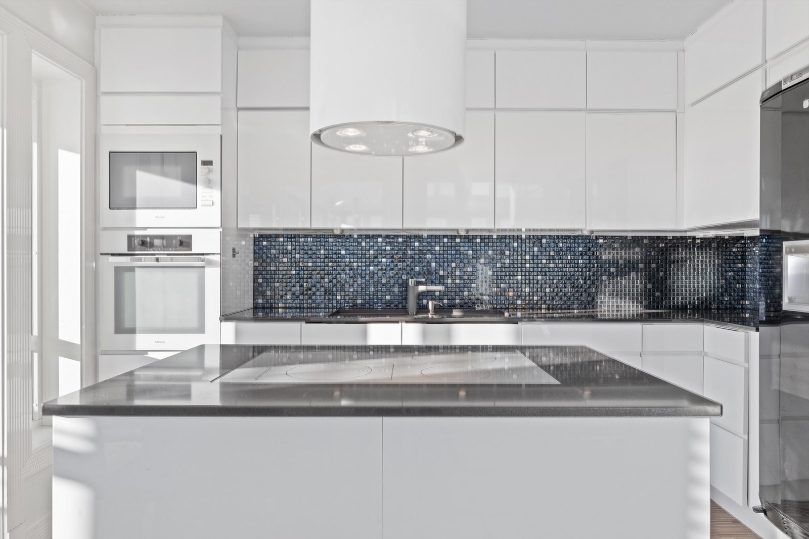 Hvitevarene på kjøkkenet som integrert koketopp, komfyr, micro, oppvaskmaskin, kjøleskap og fryseskap følger leiligheten. Galleribilde