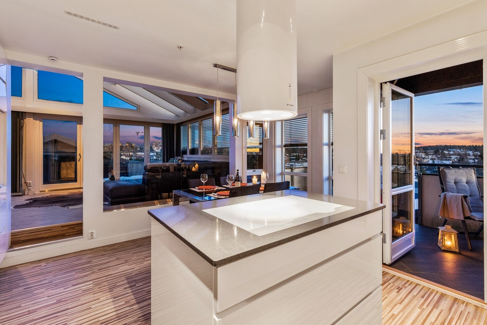 Leiligheten er utstyrt med "smarthus-løsning" der utvendige persienner og det elektriske anlegget styres via fjernkontroll. Galleribilde