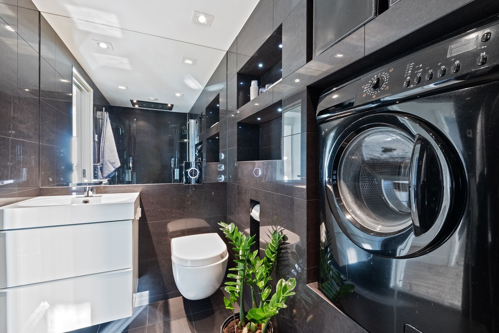 Lengre inn møtes vi av et lekkert, flislagt bad. Galleribilde