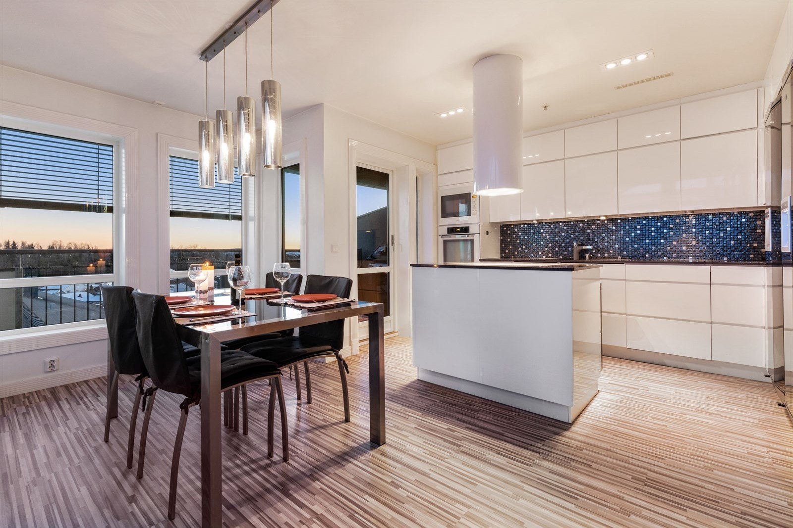 Fliser mellom overskap og stein benkeplate. NB! Det er gulvvarme i hele leiligheten (uten soverom). Galleribilde