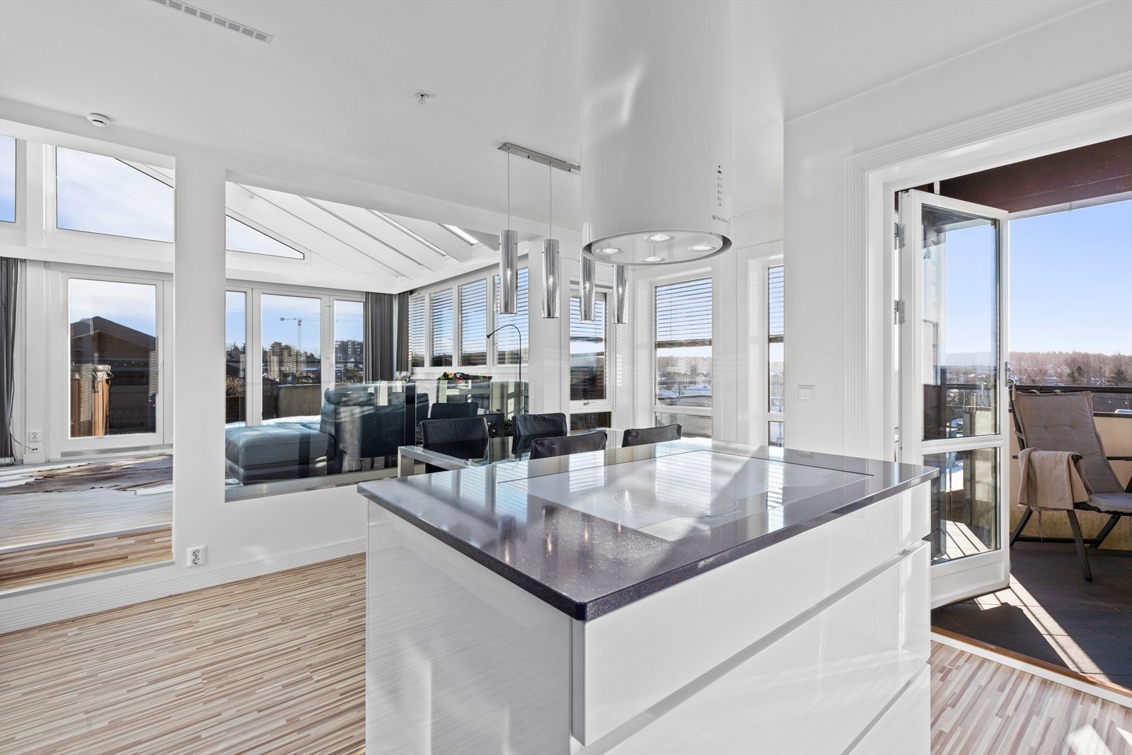 Lengst inn er kjøkkenet plassert i en åpen løsning mot stuen/vinterhagen. Galleribilde