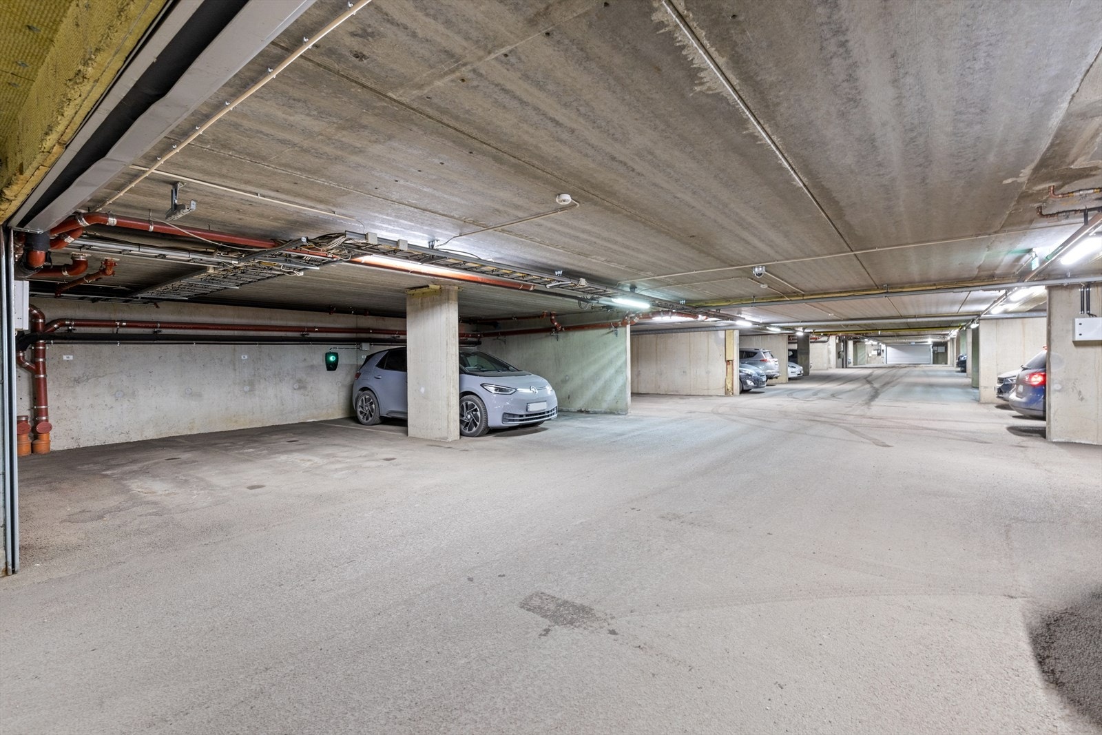 Det følger en parkeringsplass i felles garasjeanlegg, nr. 54. Det er også mulig å leie en ekstra plass, hvis ønskelig. Galleribilde