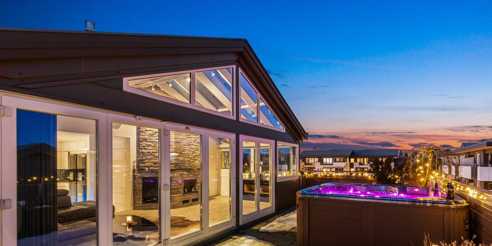 Belysningen fra vinterhagen/stuen gjør det ekstra hyggelig på kveldstid! Galleribilde