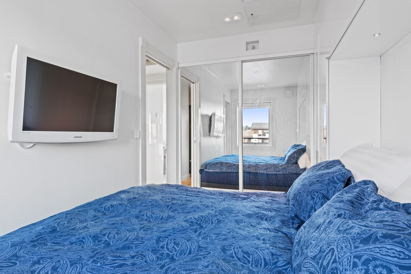 Tett opp mot inngangspartiet er soverommet plassert. Rommet har to skyvedører - noe som gjør det naturlig å plassere en seng mellom dørene. Galleribilde