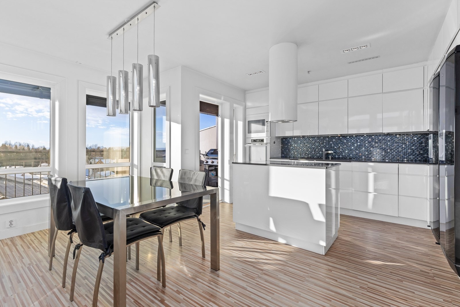 Det moderne kjøkkenet er perfekt designet og gir god plass til å plassere et spisebord tett opp mot kjøkkenet. Galleribilde