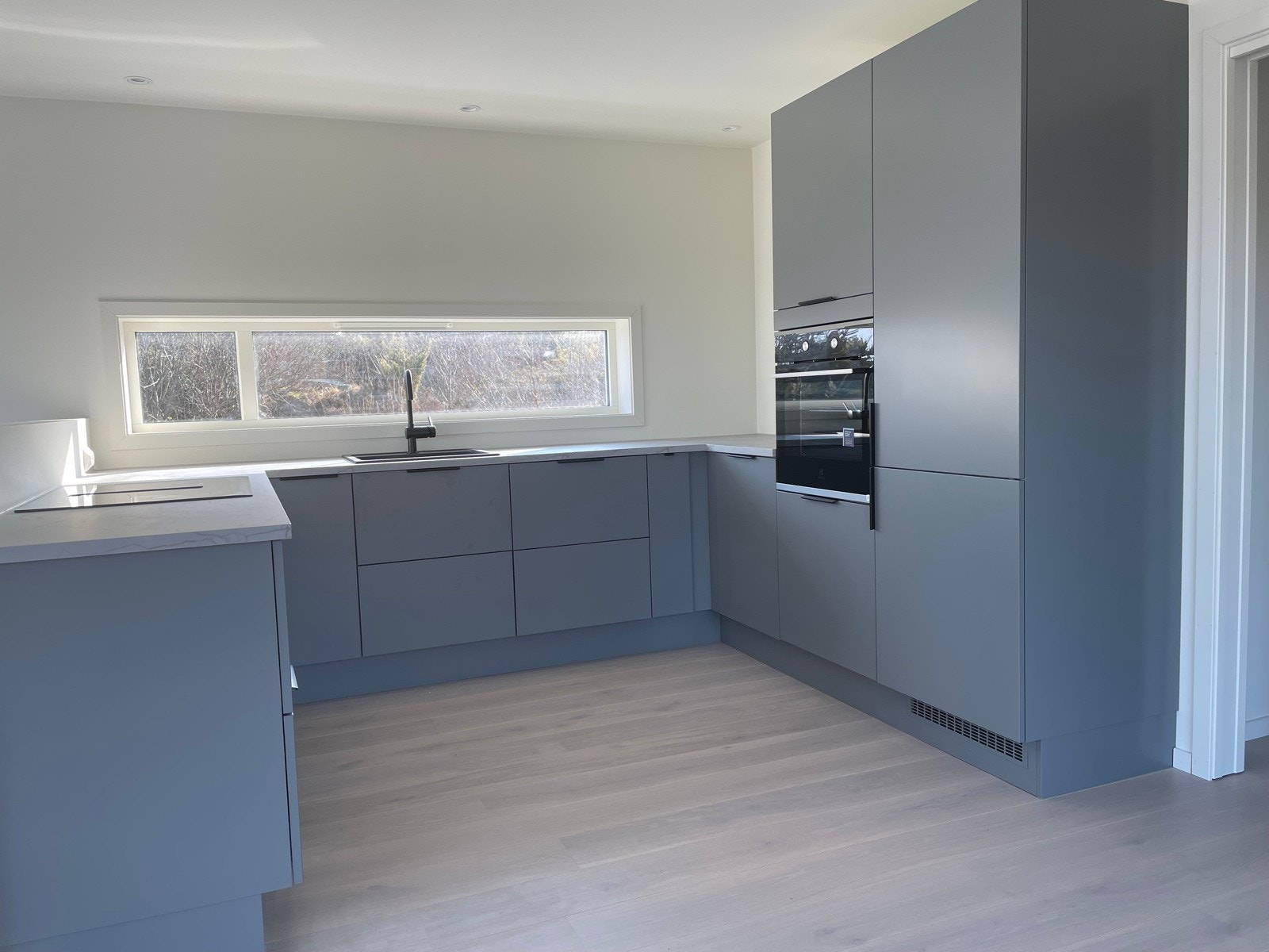 Kjøkkeninnredning fra HTH med hvitevarer Galleribilde