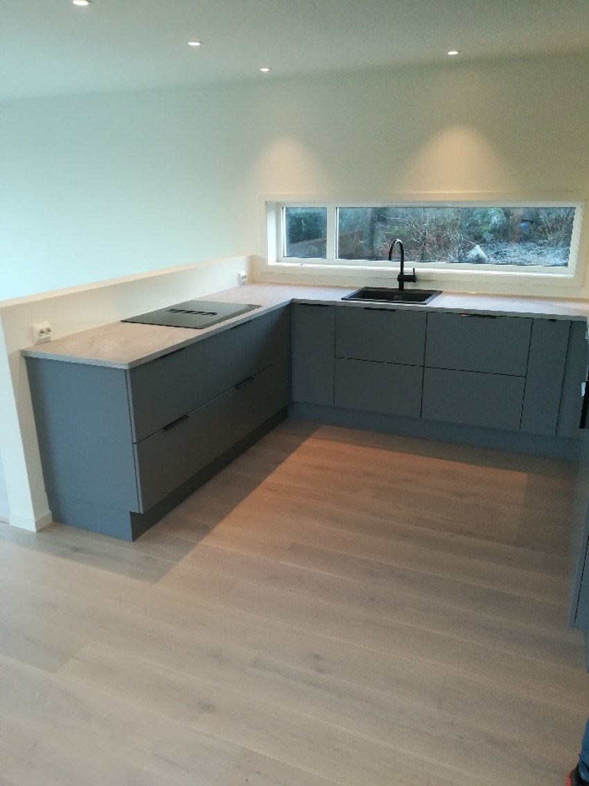 Kjøkkeninnredning fra HTH med hvitevarer Galleribilde