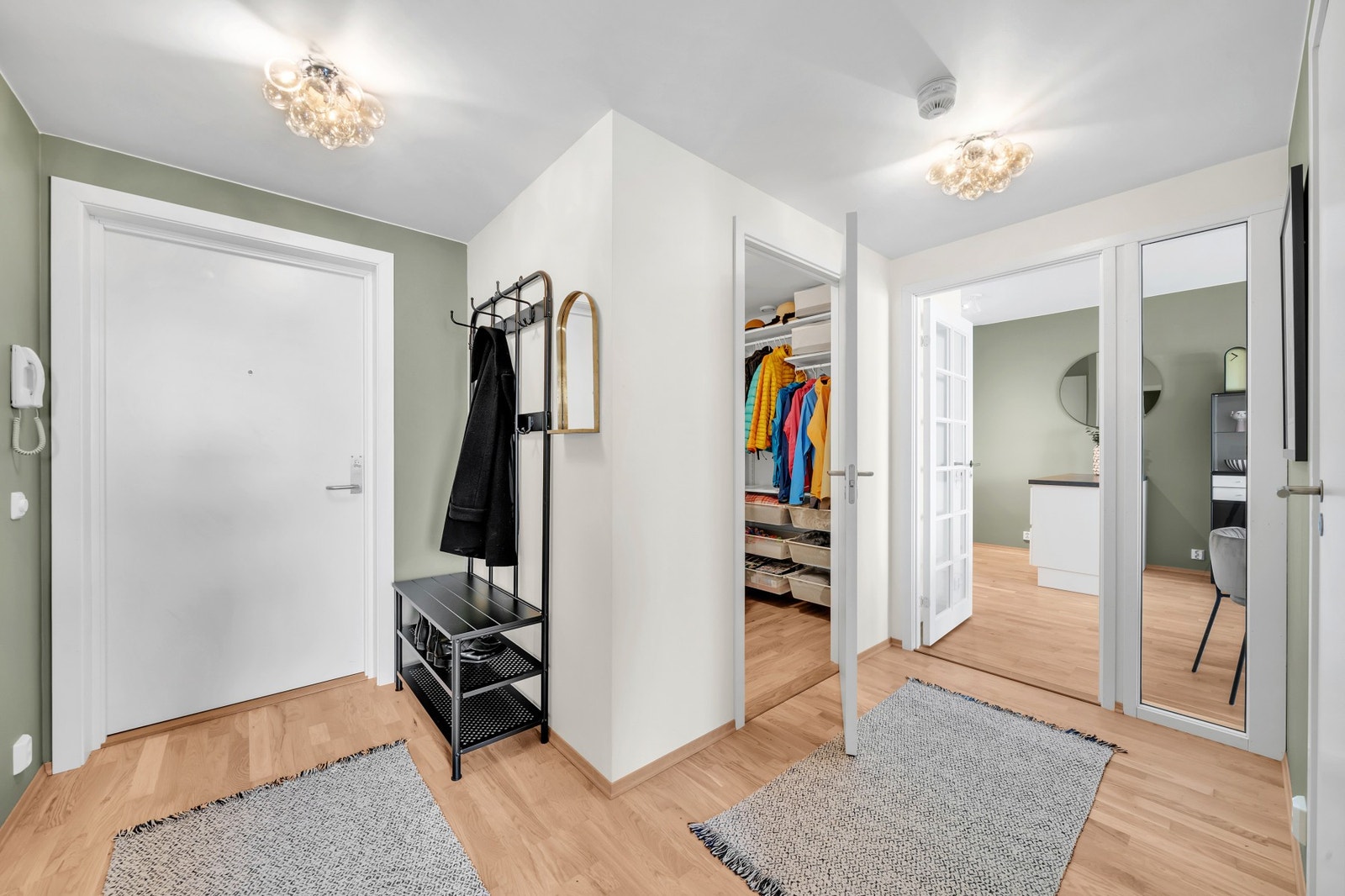 Gang sett mot bod/walk in-closet og stue/kjøkken. Galleribilde