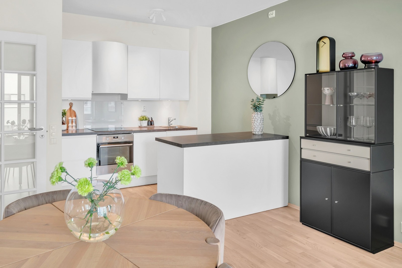 Moderne kjøkkenløsning fra JKE Design med praktisk kjøkkenøy og integrerte hvitevarer Galleribilde