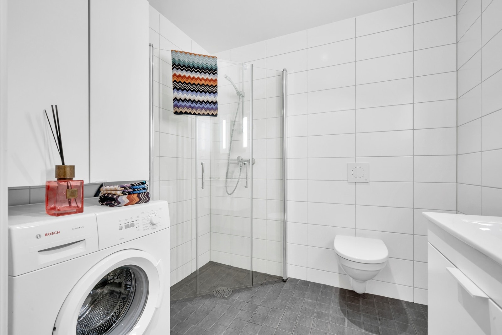 Delikat og romslig bad på ca. 4 kvm med flislagte flater. Galleribilde