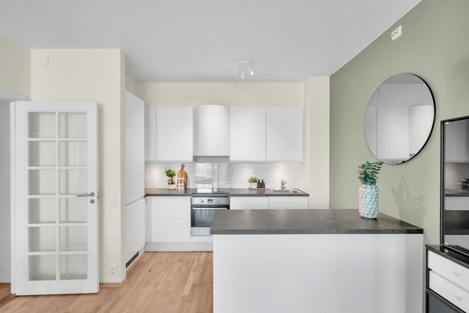 En fin detalj er at det er montert dør med glass som avskiller gang fra stue og kjøkken, men samtidig slipper lyset igjennom. Galleribilde