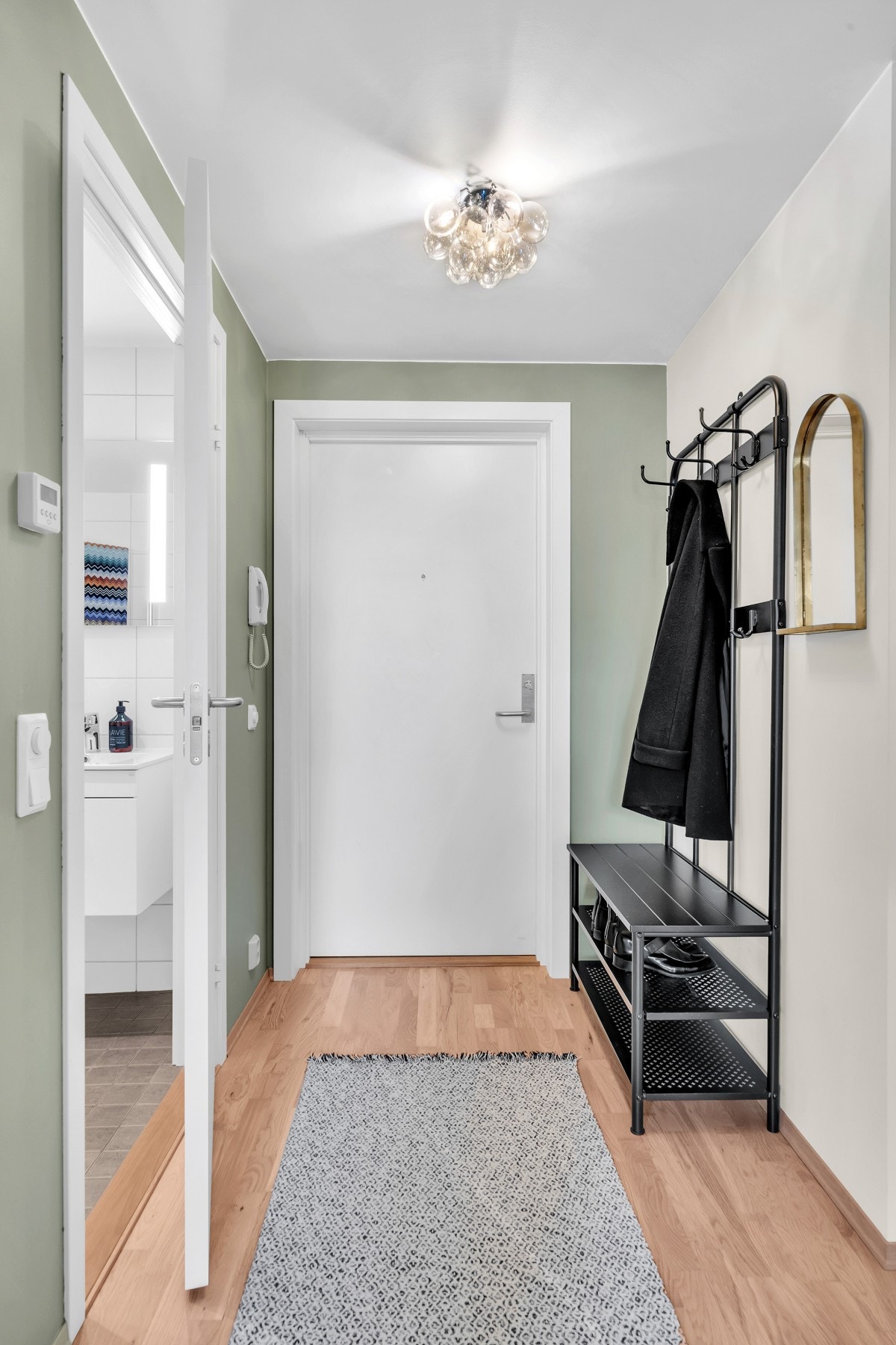 Inngangsparti med bad inn til venstre. Galleribilde