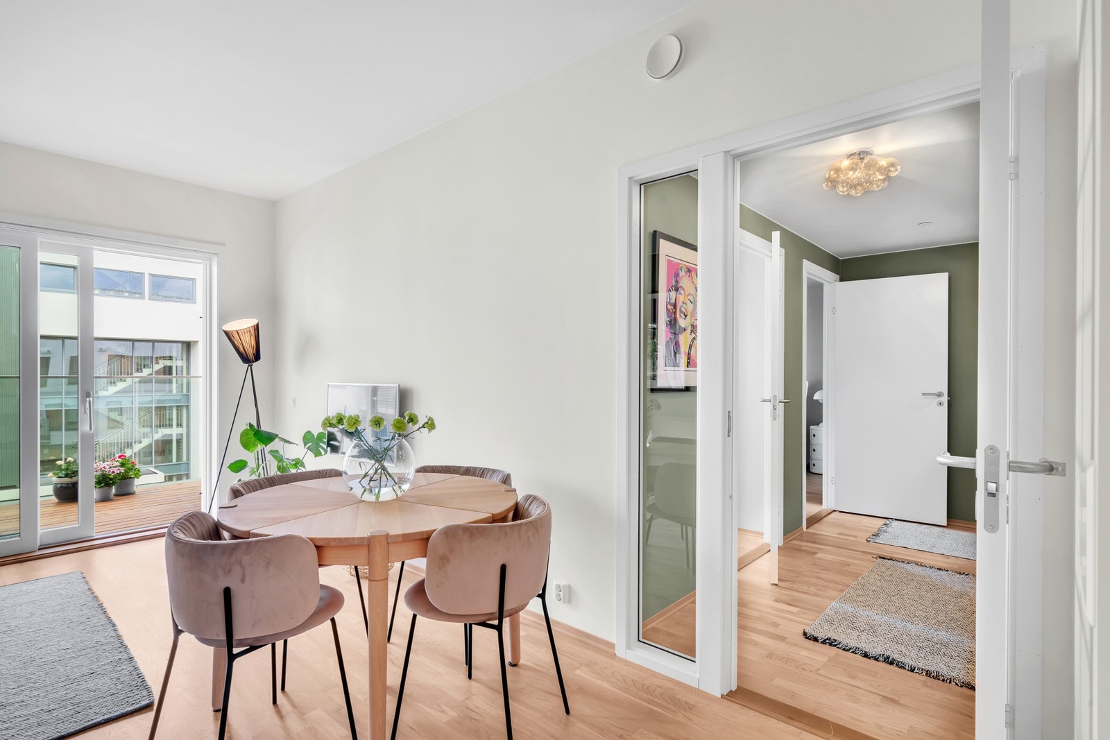 Det er vannbåren varme i alle leilighetens gulv (med unntak av bod/walk in-closet). Plass til spisebord i overgangen til kjøkken. Galleribilde