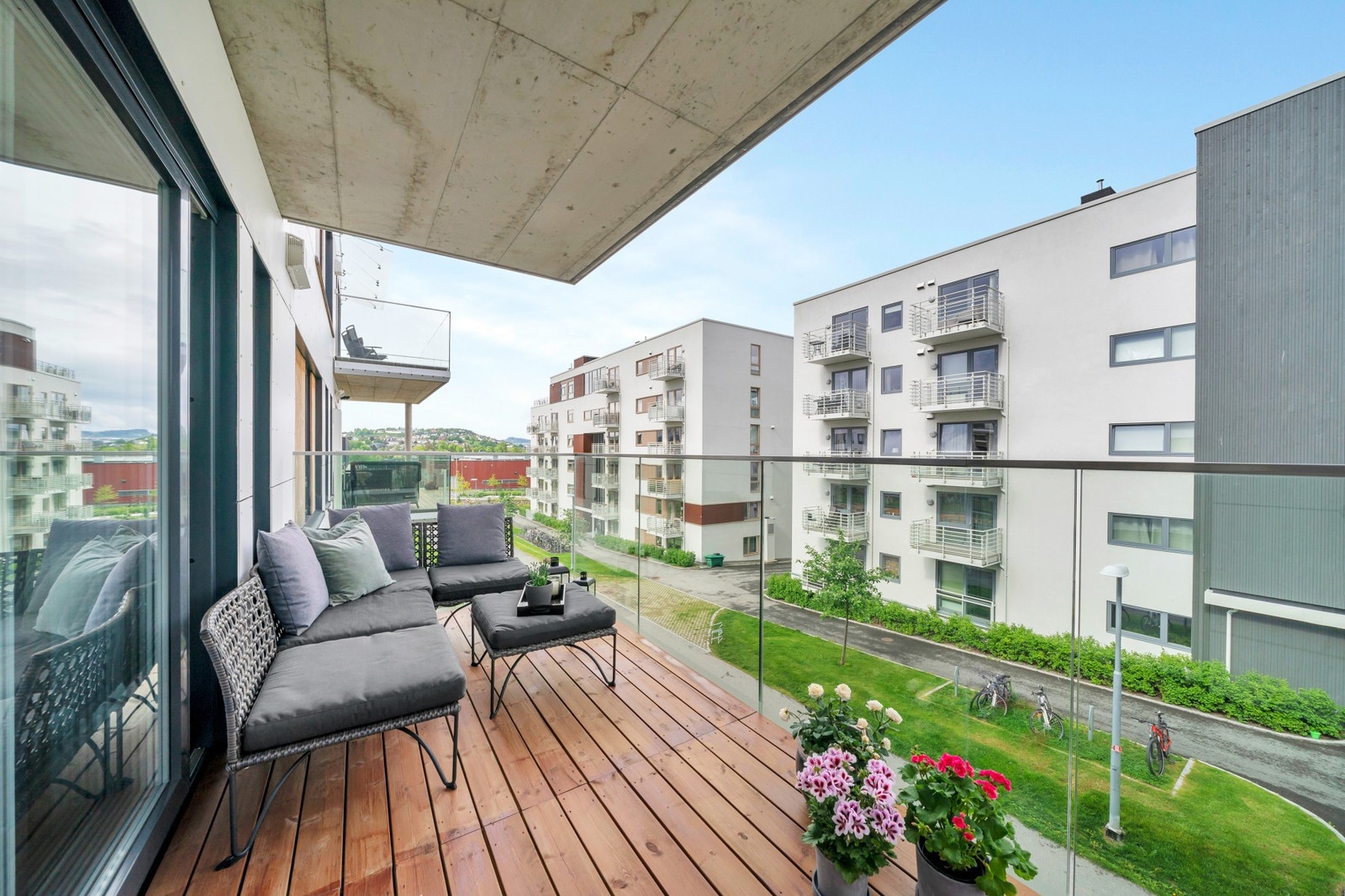 Solen nyter man fra ca. 13:30 til 20:00. Galleribilde