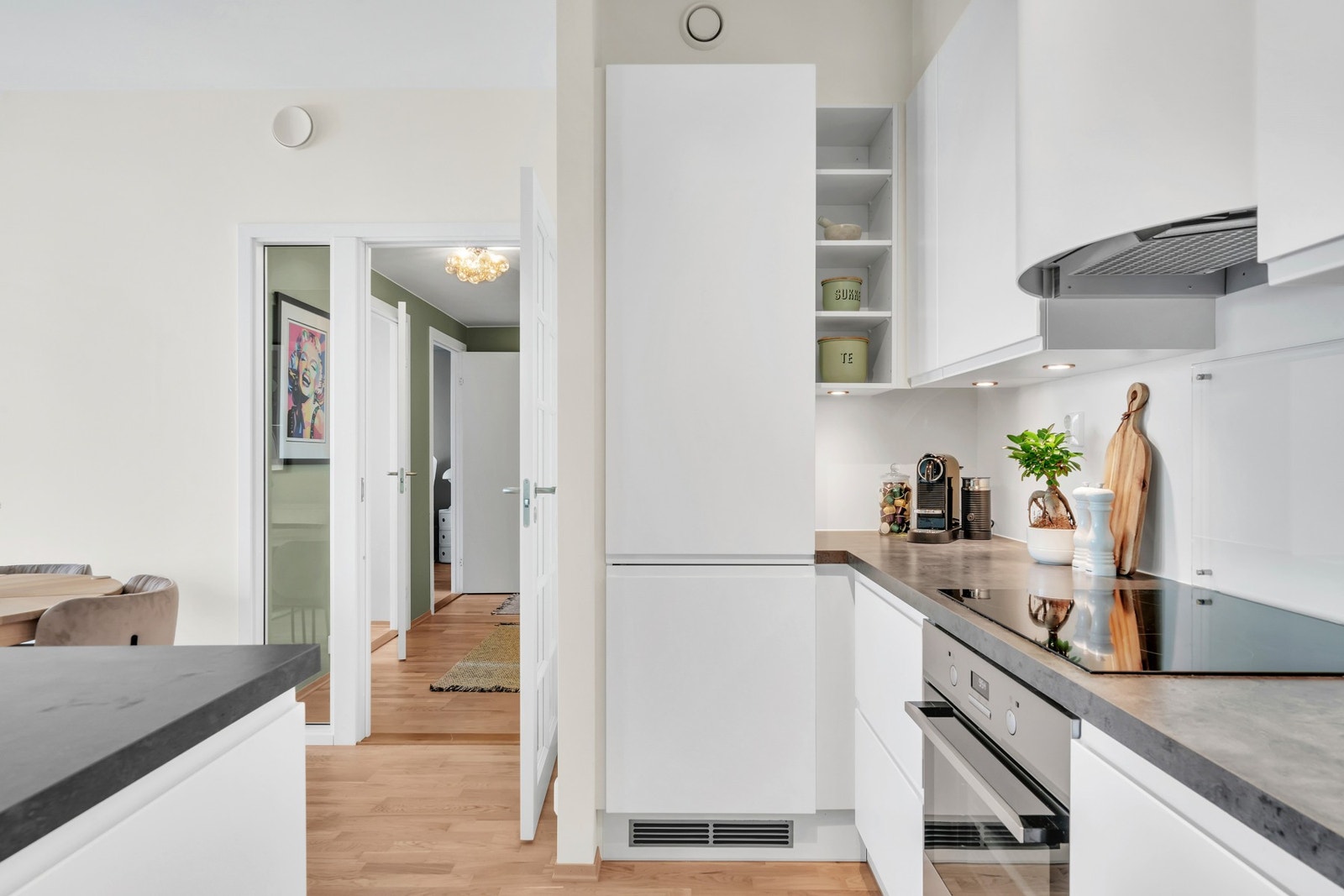 Godt med skap- og benkeplass. Galleribilde