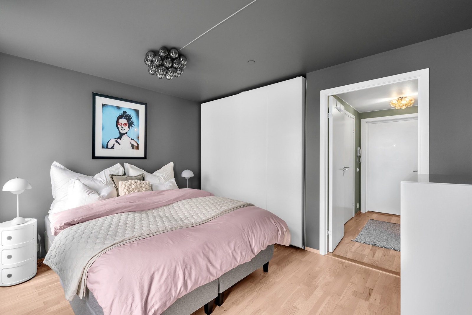 Mye lagringsplass i garderobeskap. Galleribilde