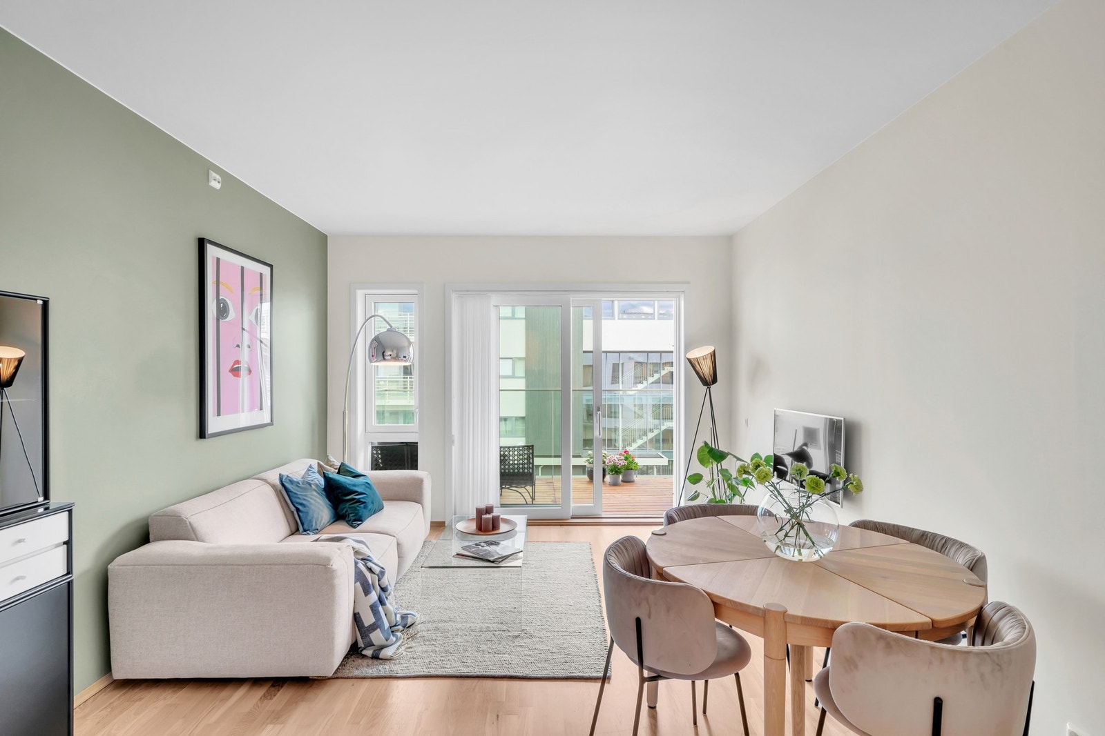 Med store vindusflater og beliggenhet i byggets 3. etasje får man et godt lysinnslipp, som sammen med takhøyde opp til 270 cm bidrar til en lett og særegen atmosfære. Galleribilde