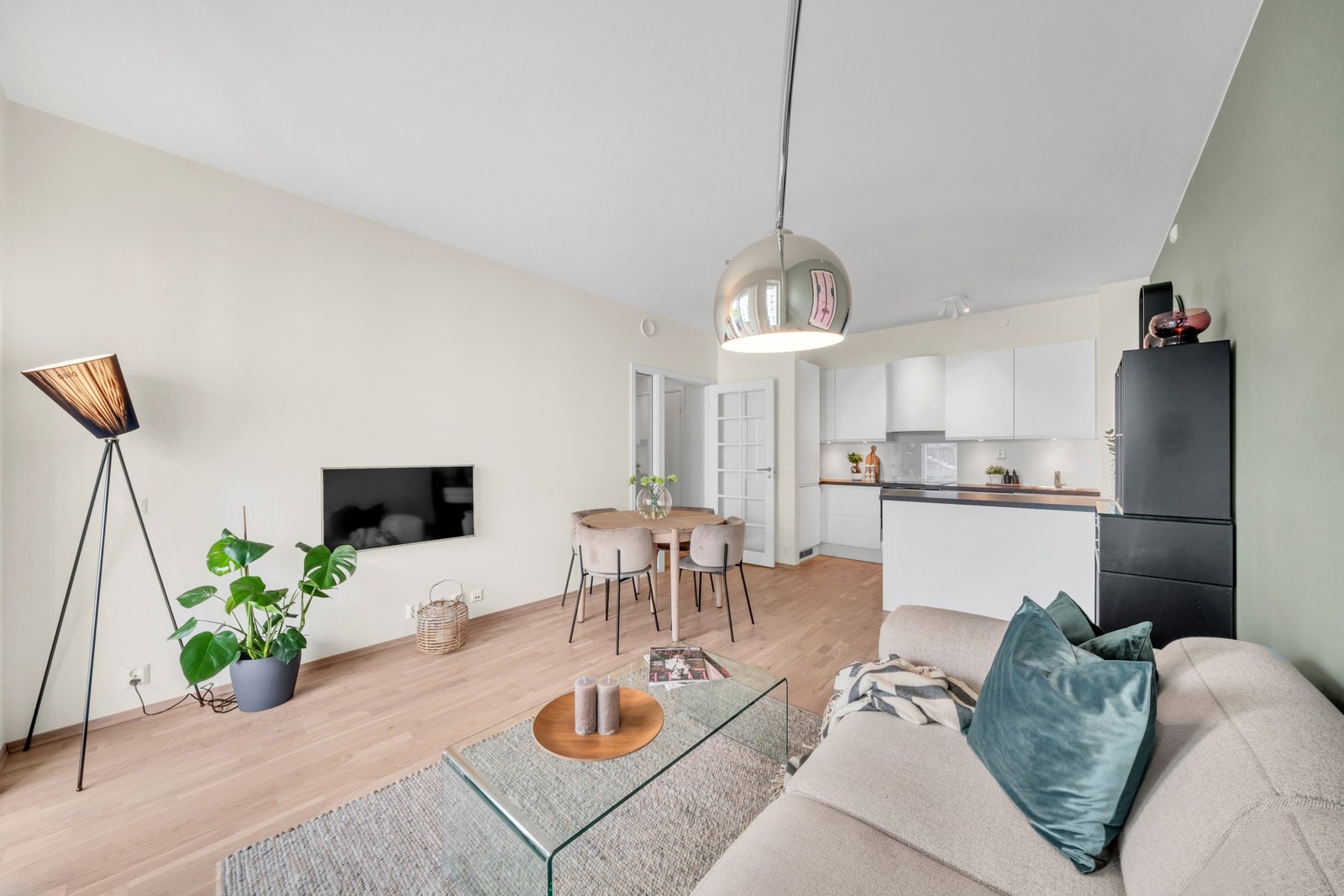 Leiligheten ble ferdigstilt så sent som i 2019 og er malt i tidsriktige fargetoner. Galleribilde