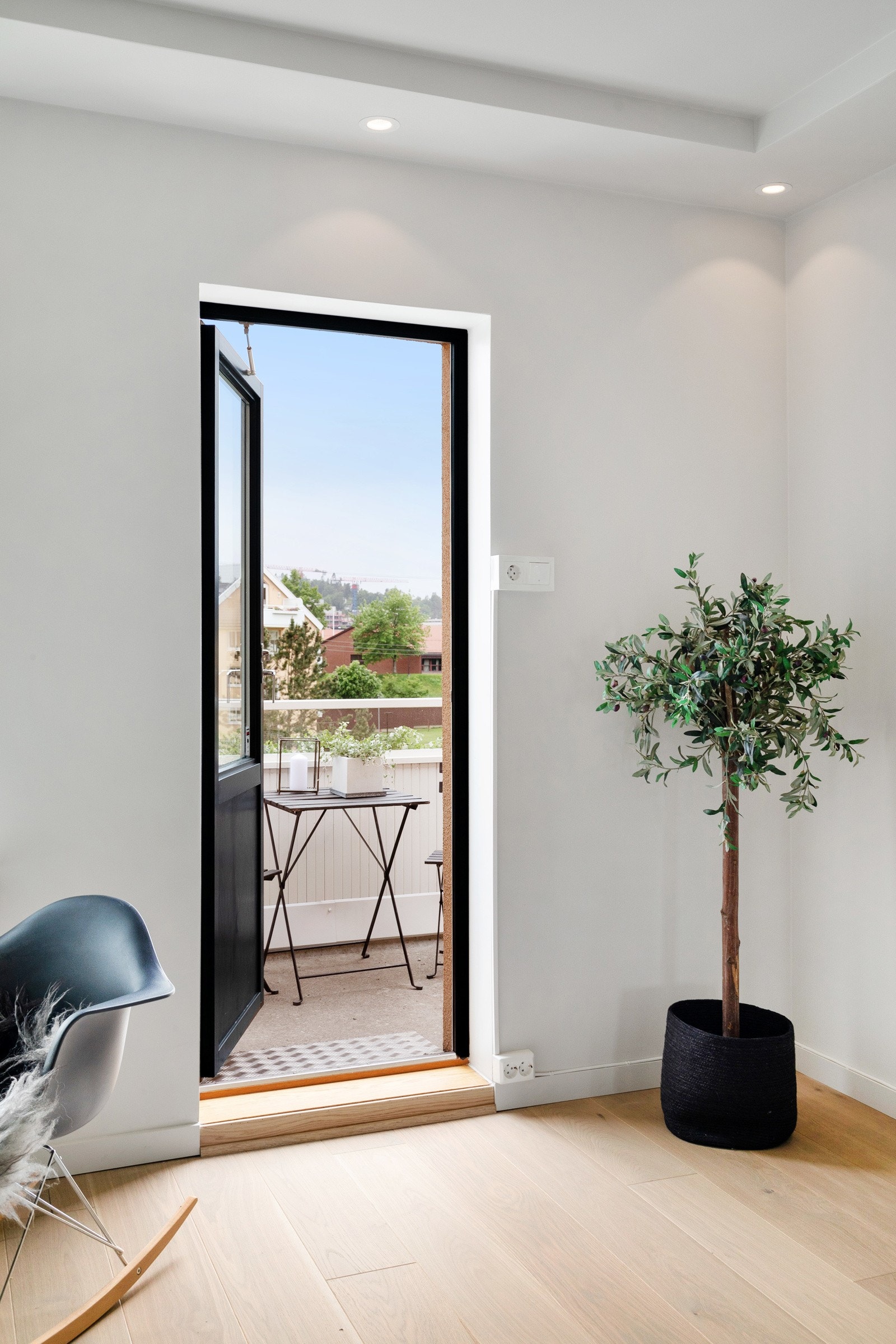 Utgang til sydvestvendt balkong på ca. 5 kvm Galleribilde