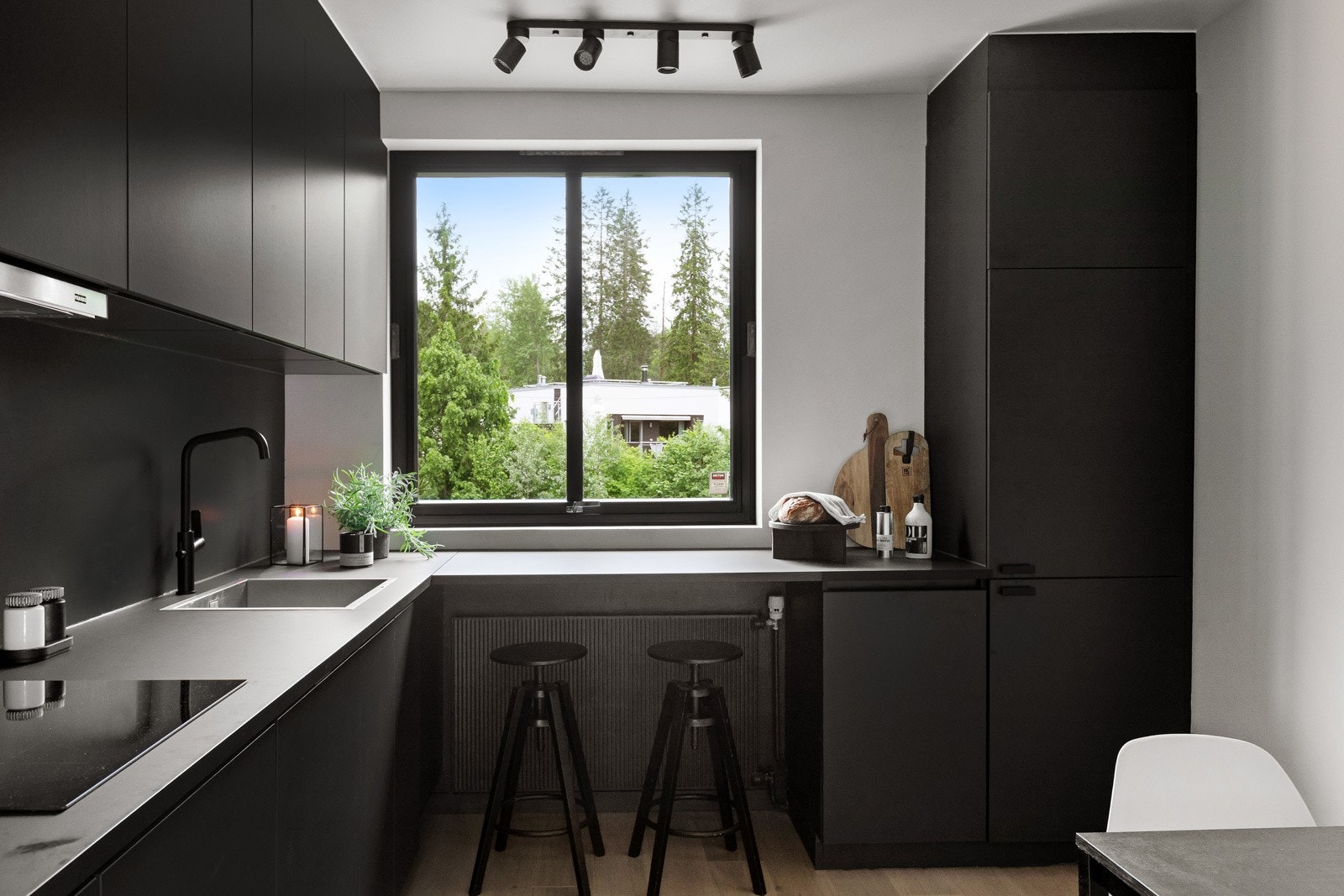 Hyggelig utsyn fra kjøkkenet til grøntarealer. Galleribilde