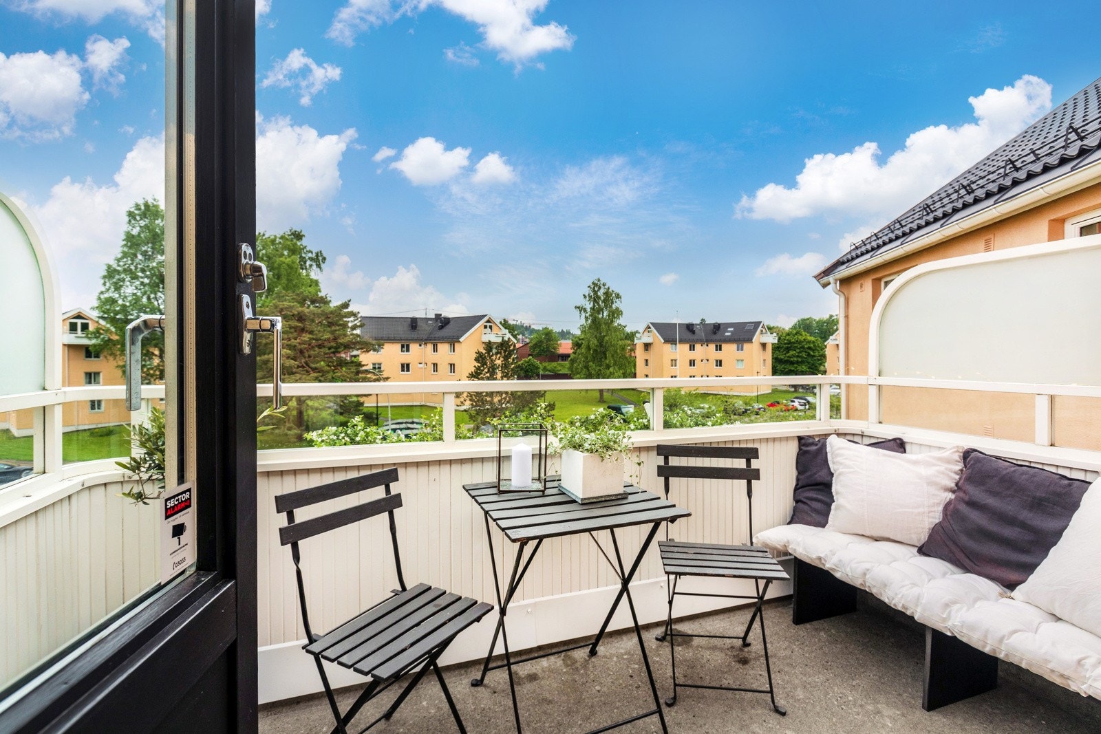 Sydvestvendt balkong med hyggelig utsyn Galleribilde