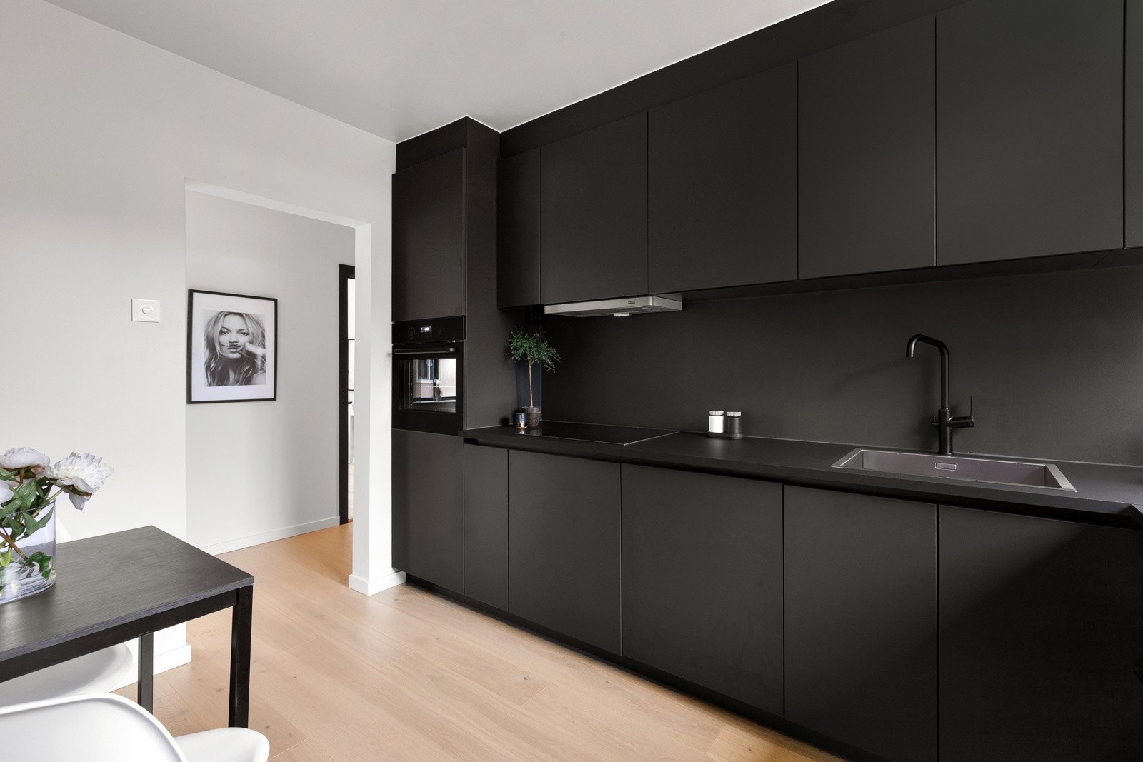 Lekkert Rotpunkt kjøkkeninnredning med integrerte hvitevarer. Galleribilde