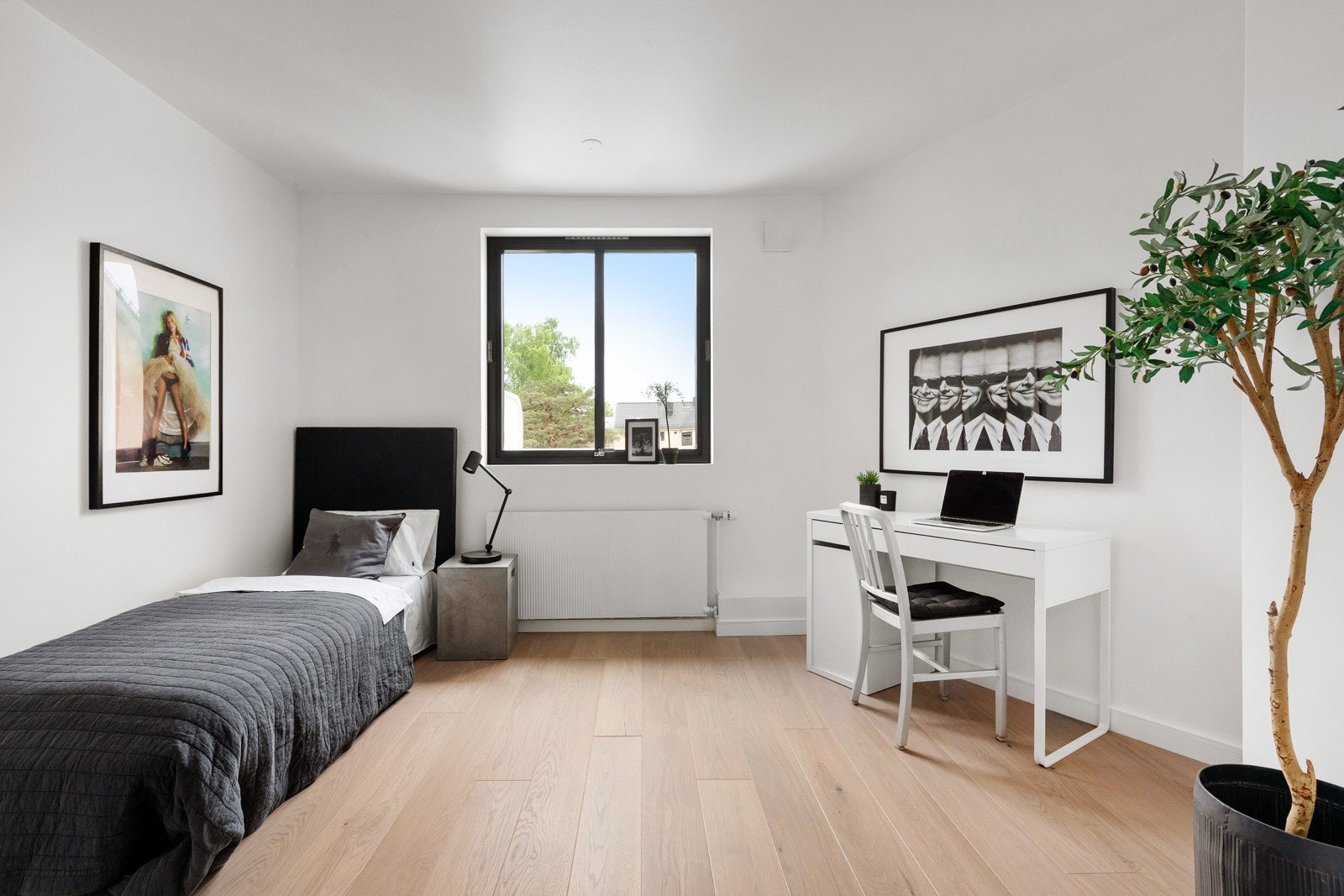 Romslig soverom 2 med plass til garderobeskap og kontorplass Galleribilde