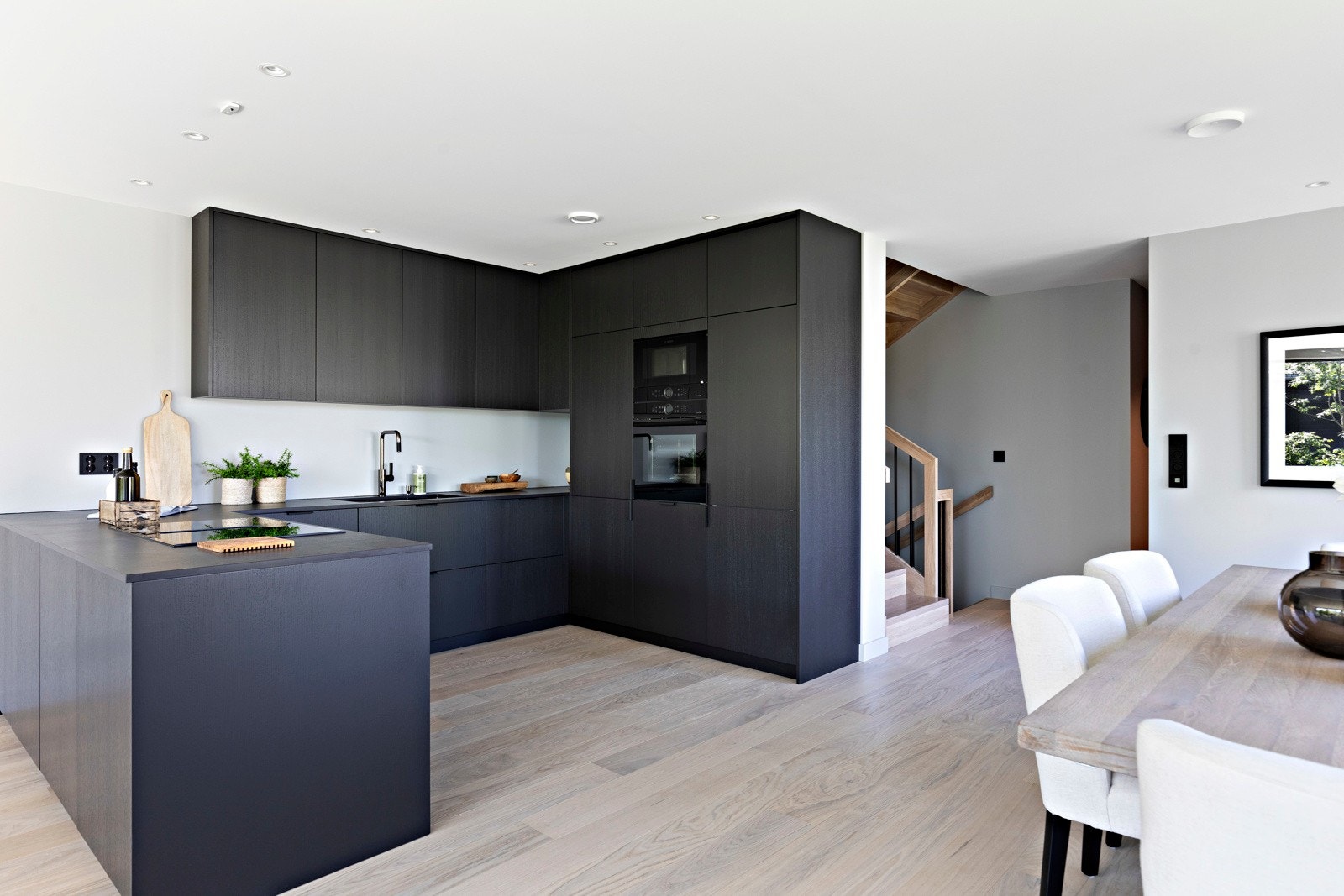 Godt med skap- og benkeplass. Benkeplate på kjøkken/kjøkkenøy i Dekton, type Sirius Solid Galleribilde