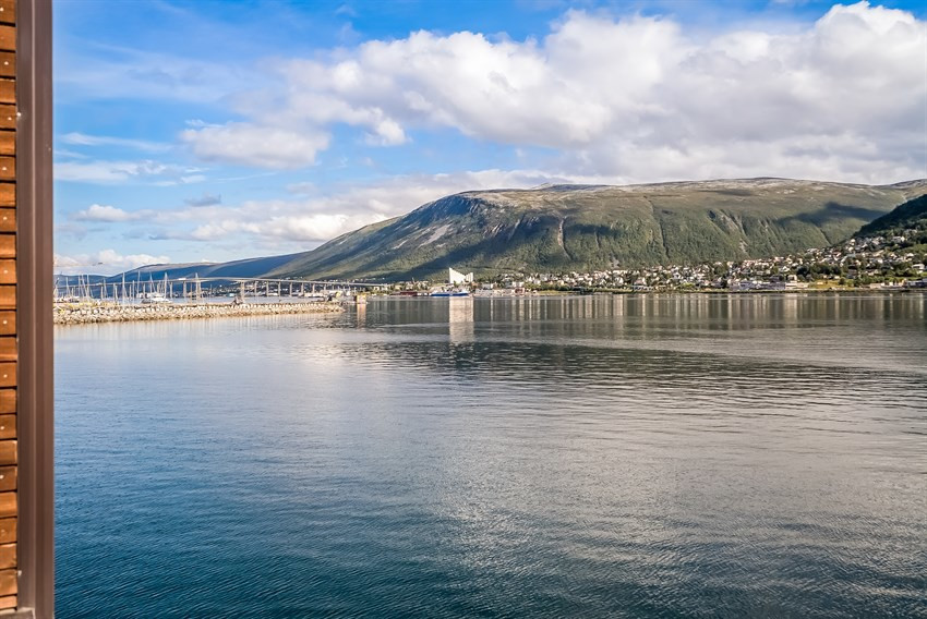 Utsikt mot Fjellheisen fra vinterhagen