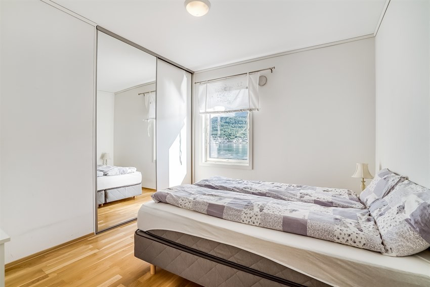 1 av 2 soverom. Soverommet er av romslig størrelse og har god plass til dobbelseng med nattbord på hver side. Gode oppbevaringsmuligheter i skyvedørsgarderobe.