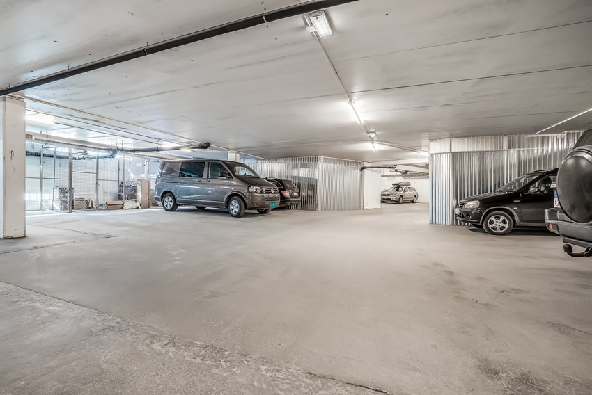 Fast parkering i garasje hvor du også finner sportsboden.