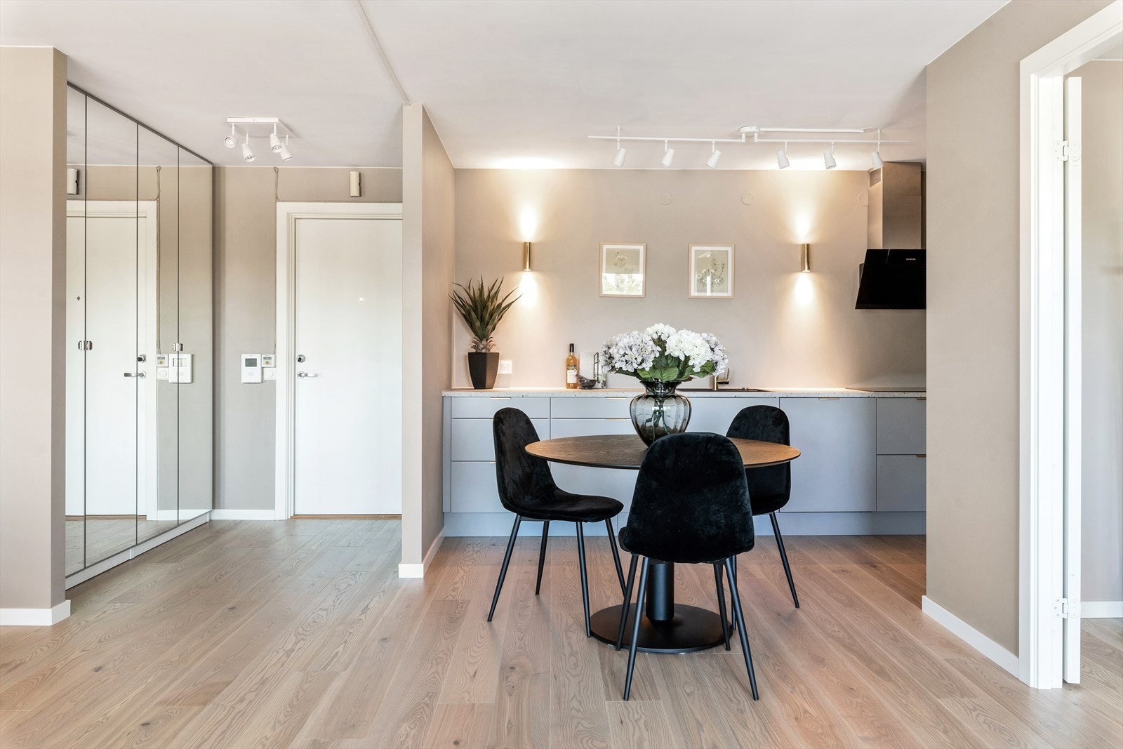 Det er god plass til både sofagruppe, mediamøbler og spisebord. Her er det rikelig med plass til å invitere venner og familie til hyggelige sammenkomster. Galleribilde