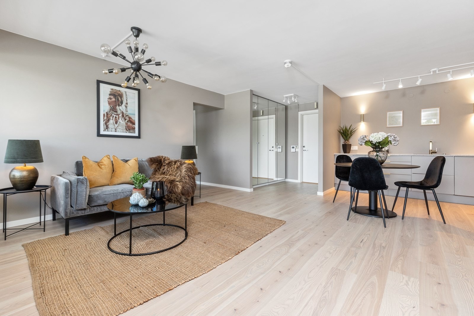 Leiligheten er lys og holder en toppmoderne standard med materialer av høy kvalitet. Galleribilde